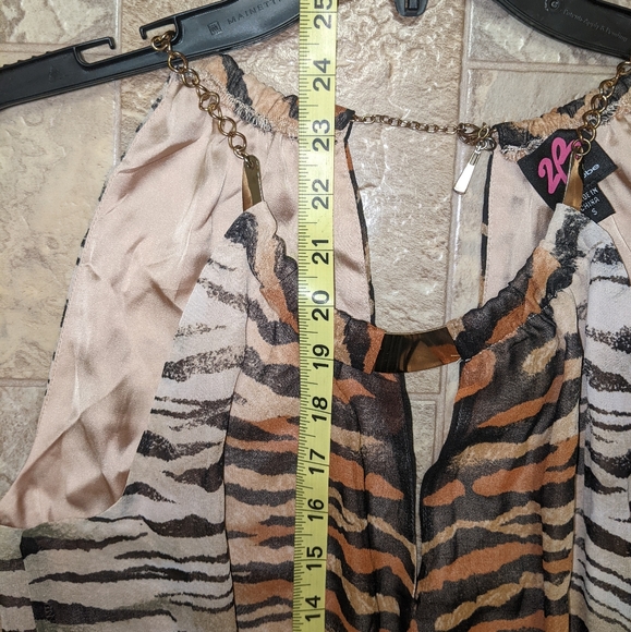 2B BEBE Tiger Print Halter Top With Necklace Attachment Size Small - Picture 9 of 11